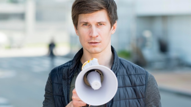 Vue de face l'homme protestant dans la rue