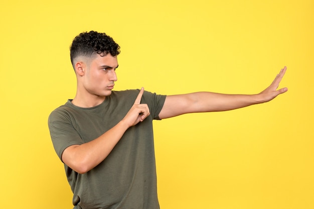 Vue de face l'homme que le gars regarde sur le côté gauche