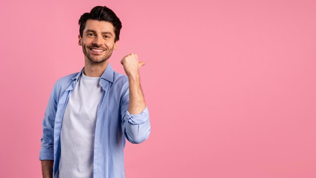 Photo gratuite vue de face de l'homme à la recherche de victoire