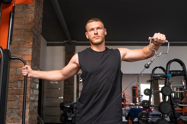 Vue de face homme s'entraînant au gymnase