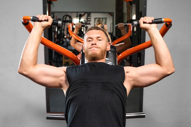 Vue de face homme s'entraînant avec une machine