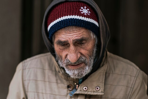 Vue de face de l'homme sans-abri triste