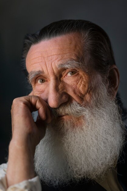 Vue de face homme senior avec une longue barbe