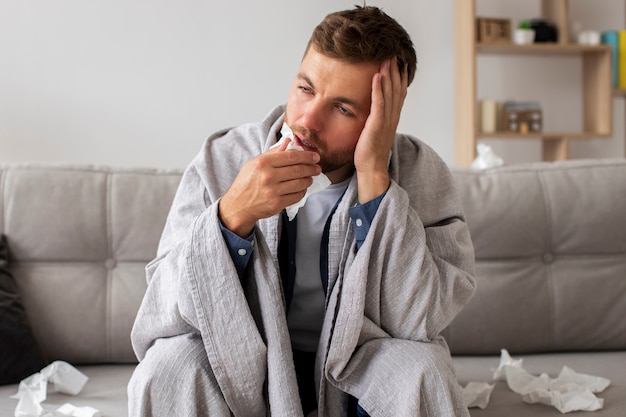 Vue De Face Homme Souffrant D'allergie