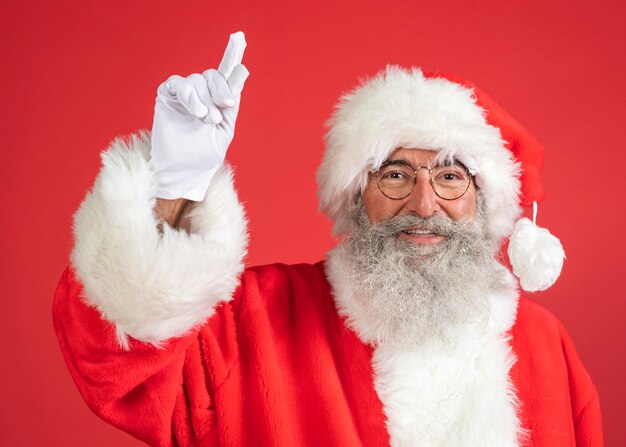 Vue de face de l'homme souriant en costume de père Noël