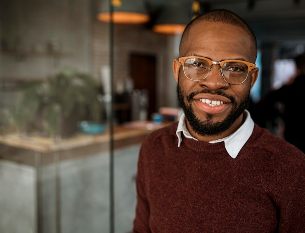 Photo gratuite vue de face de l'homme souriant avec espace copie