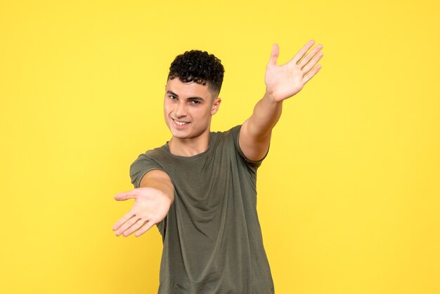 Photo gratuite vue de face, l'homme souriant exhorte les gens à respecter les règles d'hygiène