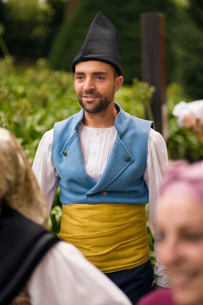 Vue de face homme souriant à l'extérieur