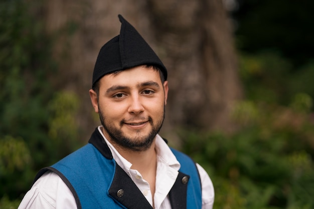 Photo gratuite vue de face homme souriant portant un chapeau