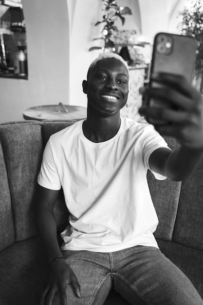 Photo gratuite vue de face homme souriant prenant selfie