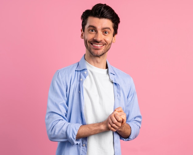 Vue de face de l'homme souriant et sympathique