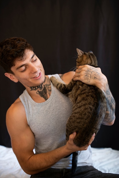 Photo gratuite vue de face homme souriant tenant un chat
