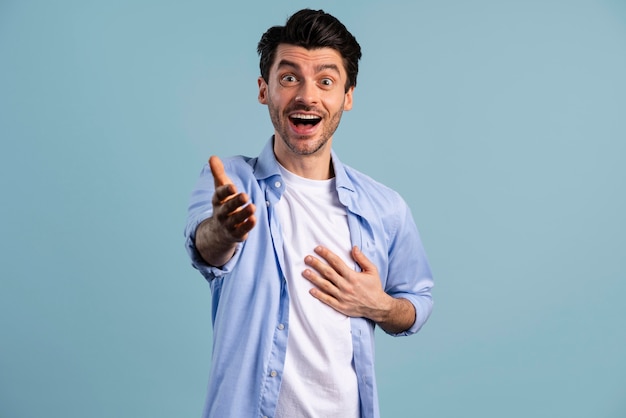 Vue de face de l'homme souriant, tendant la main