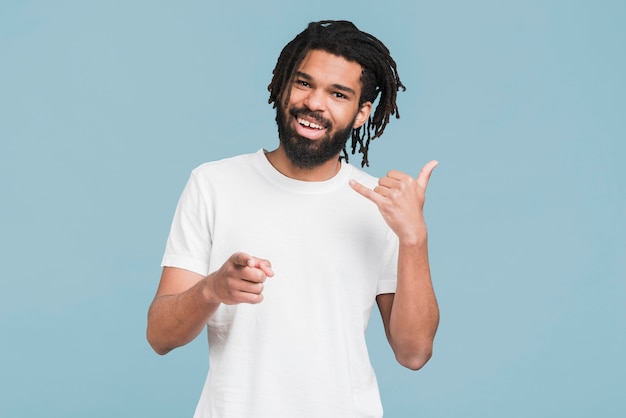 Vue de face homme avec un t-shirt blanc