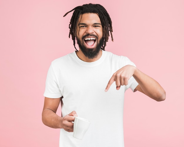 Photo gratuite vue de face homme avec une tasse