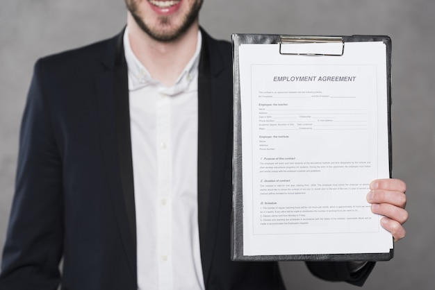 Photo gratuite vue de face de l'homme tenant un contrat pour un nouvel emploi