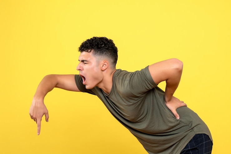 Photo gratuit la vue de face de l'homme avec un terrible mal de dos pointe vers le bas
