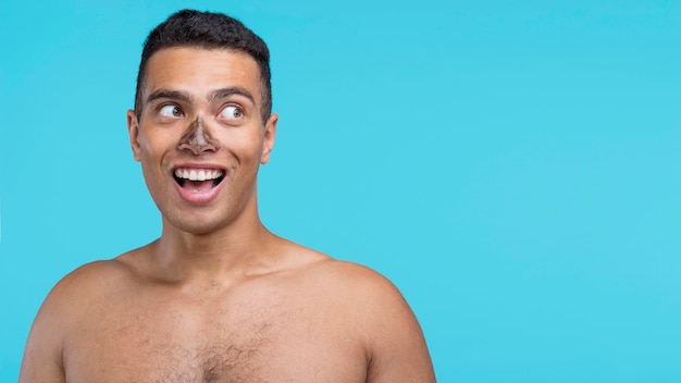 Photo gratuite vue de face de l'homme torse nu avec masque sur son nez