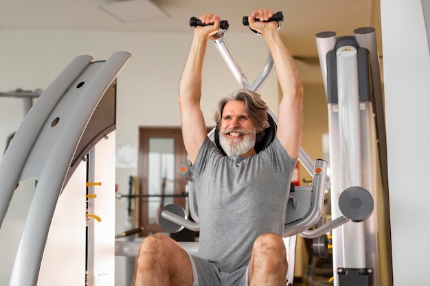 Vue de face homme travaillant au gymnase