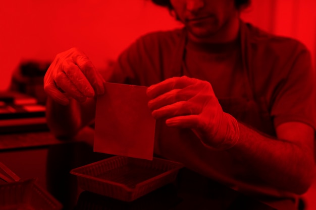 Vue de face homme travaillant dans une chambre noire