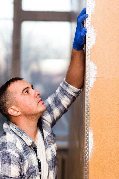 Vue de face de l'homme travaillant dans la construction