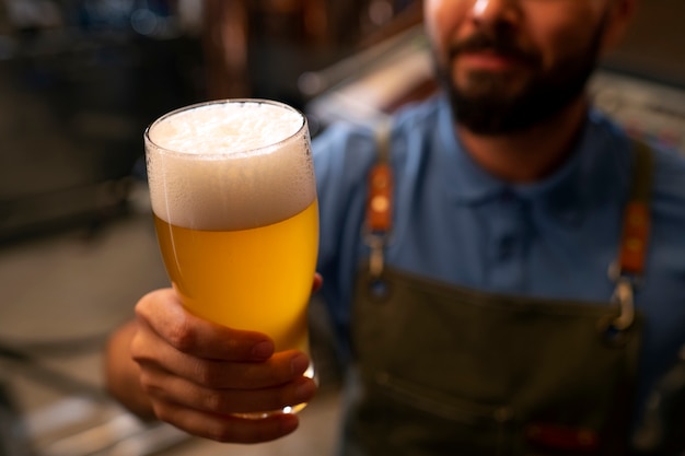 Photo gratuite vue de face homme travaillant à l'usine de bière