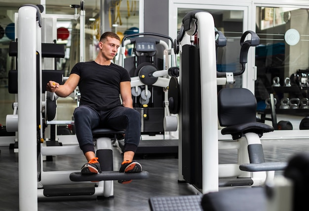 Vue de face des hommes au gymnase