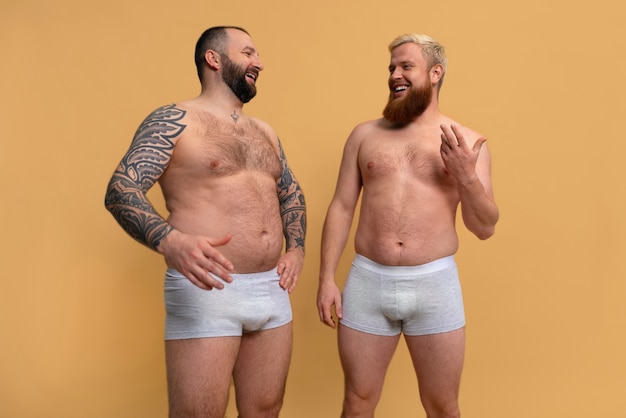 Photo gratuite vue de face hommes posant ensemble en studio