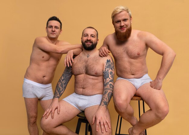 Vue de face hommes posant ensemble en studio