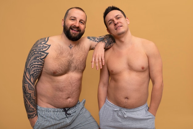 Photo gratuite vue de face hommes posant ensemble en studio