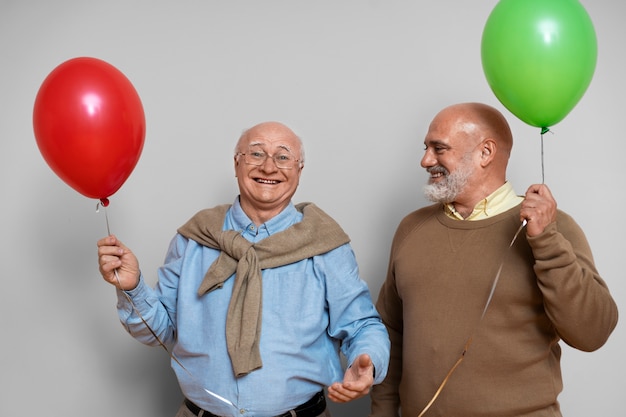 Vue de face hommes tenant des ballons