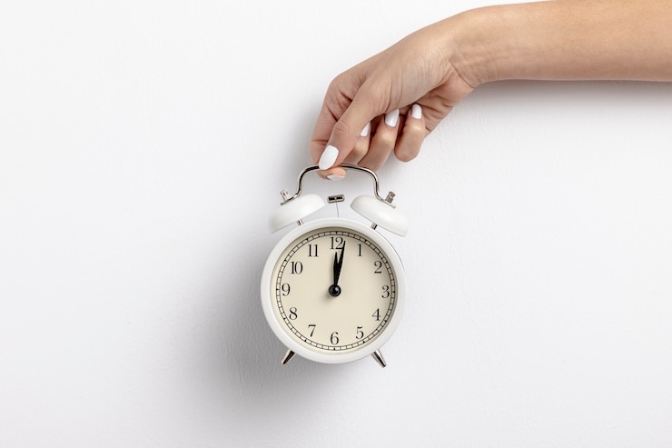 Photo gratuit vue de face de l'horloge à main avec espace copie