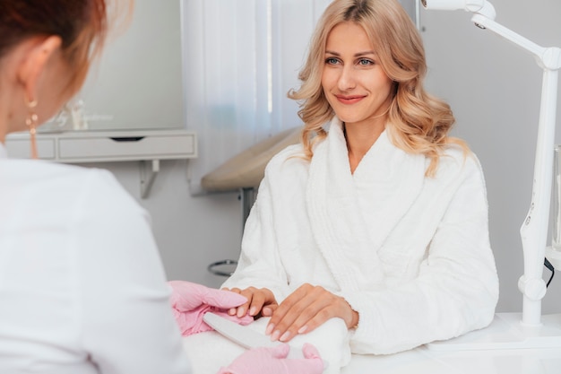 Vue de face de l'hygiène et des soins des ongles