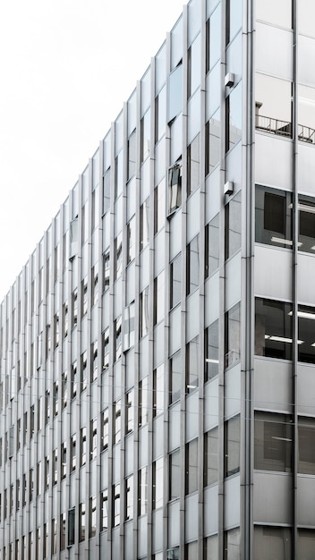 Vue de face des immeubles de bureaux modernes gratte-ciel