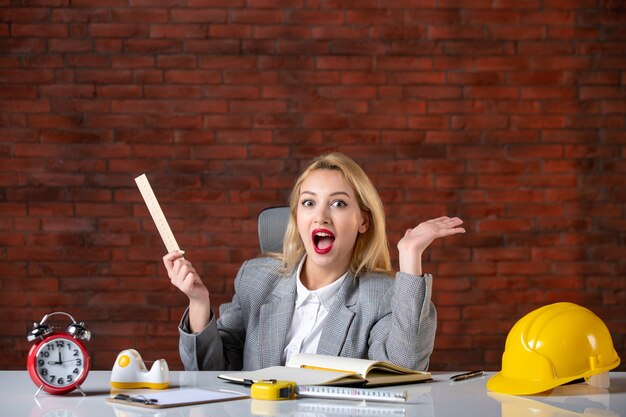 Vue de face ingénieur femme assise derrière son lieu de travail