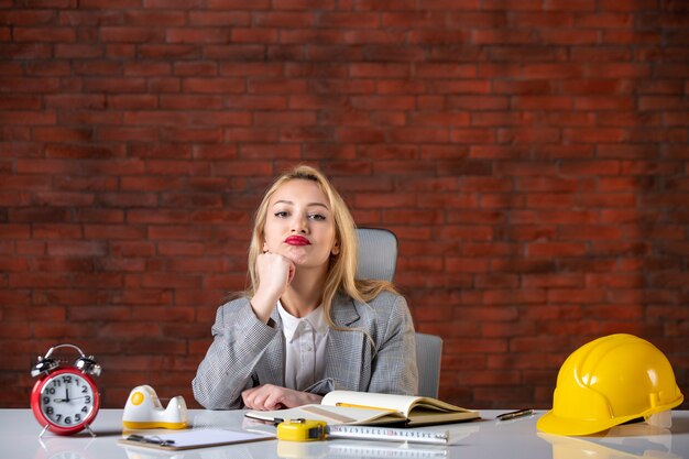 Vue de face ingénieur femme assise derrière son lieu de travail