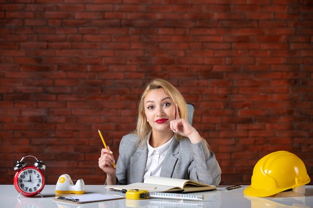 Vue de face ingénieur femme assise derrière son lieu de travail