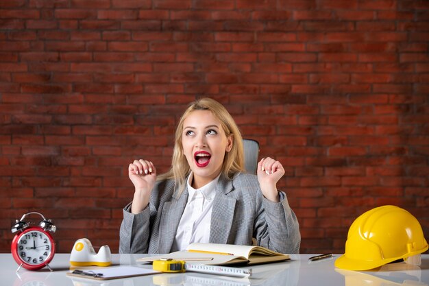 Vue de face ingénieur femme assise derrière son lieu de travail