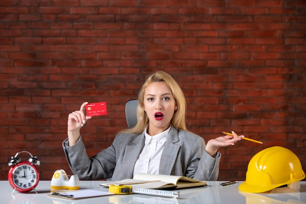 Vue de face ingénieur femme assise derrière son lieu de travail