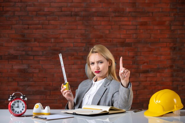 Vue de face ingénieur femme assise derrière son lieu de travail