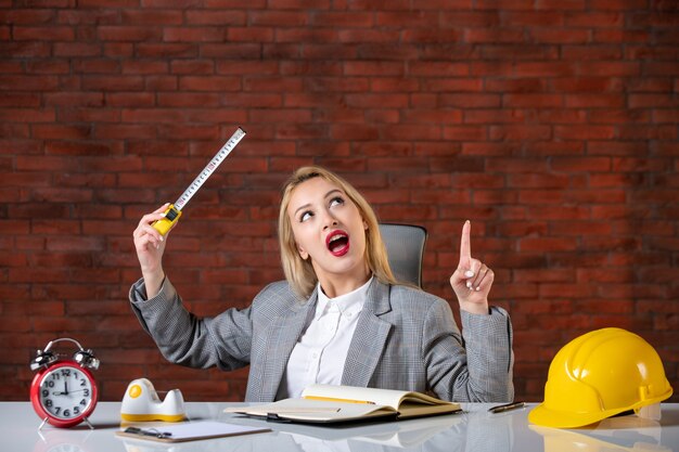 Vue de face ingénieur femme assise derrière son lieu de travail