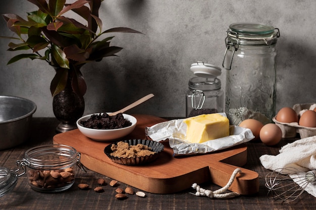 Vue de face des ingrédients du gâteau sur la table