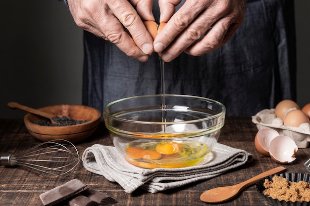 Photo gratuite vue de face des ingrédients du gâteau sur la table