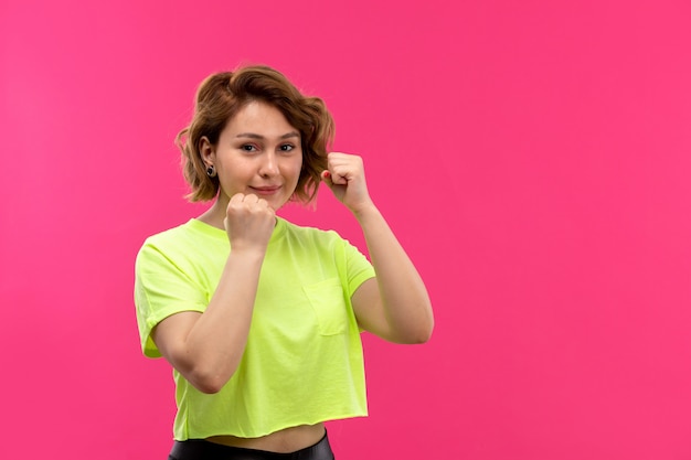 Une vue de face jeune belle dame en position défensive