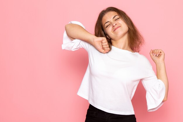 Une vue de face jeune belle femme en chemise blanche éternuements