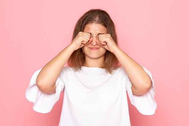 Une vue de face jeune belle femme en chemise blanche faux pleurer