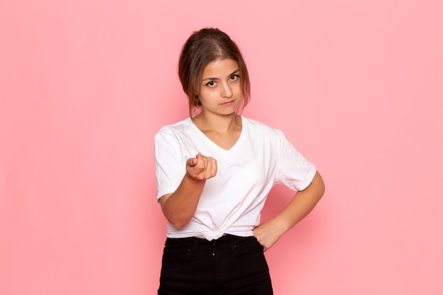 Une vue de face jeune belle femme en chemise blanche posant