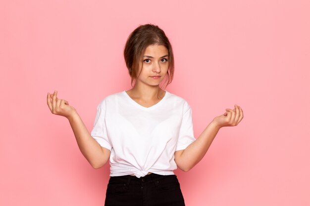 Une vue de face jeune belle femme en chemise blanche posant