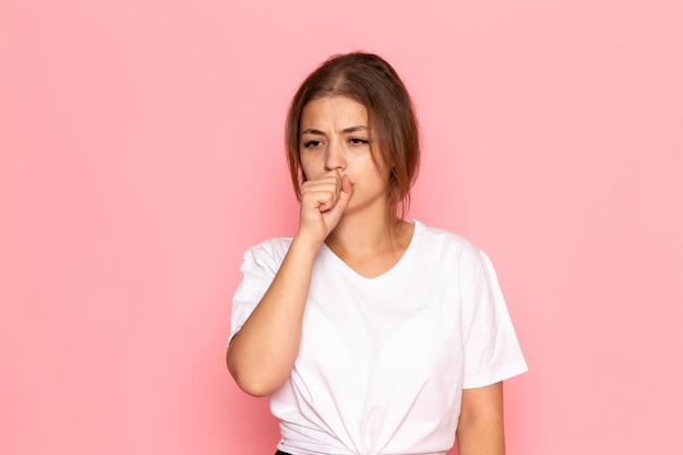 Une vue de face jeune belle femme en chemise blanche toux sévèrement