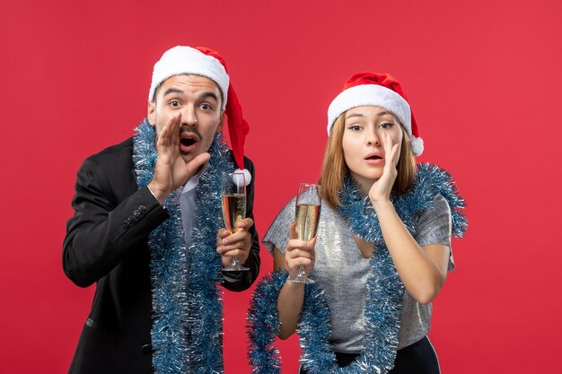 Vue De Face Jeune Couple Heureux Célébrant Le Nouvel An Sur Le Mur Rouge Fête Noël Amour